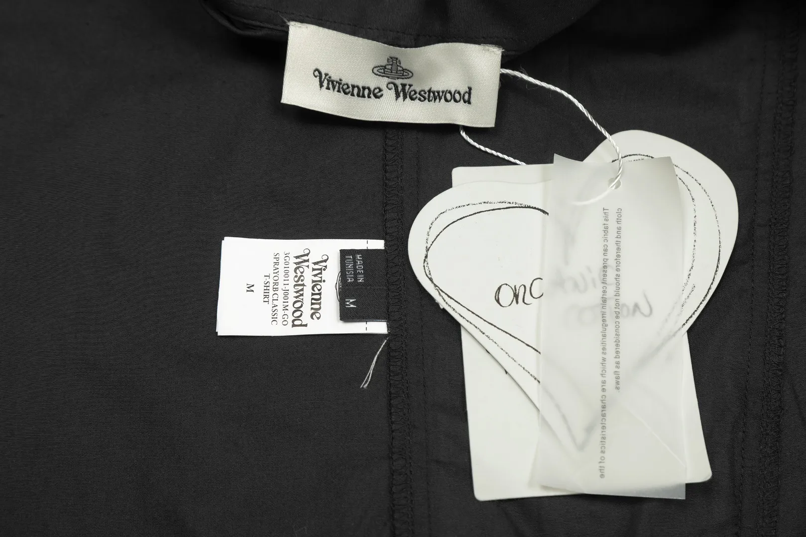 VIVI122# Uniform style for men and women" vivienne west wood Queen Mother Vivian Uniform style for men and women Casual suit style design shirt Metallic finishing touch on cuffs Folding design of sleeves with high workmanship Double-pressed seam patch design on the hem The upper body has a stylish and full sense of design The white background picture details display effect is average The real texture quality far exceeds the picture The 3 colors are very versatile Color: Dark blue Black White Size: S M L